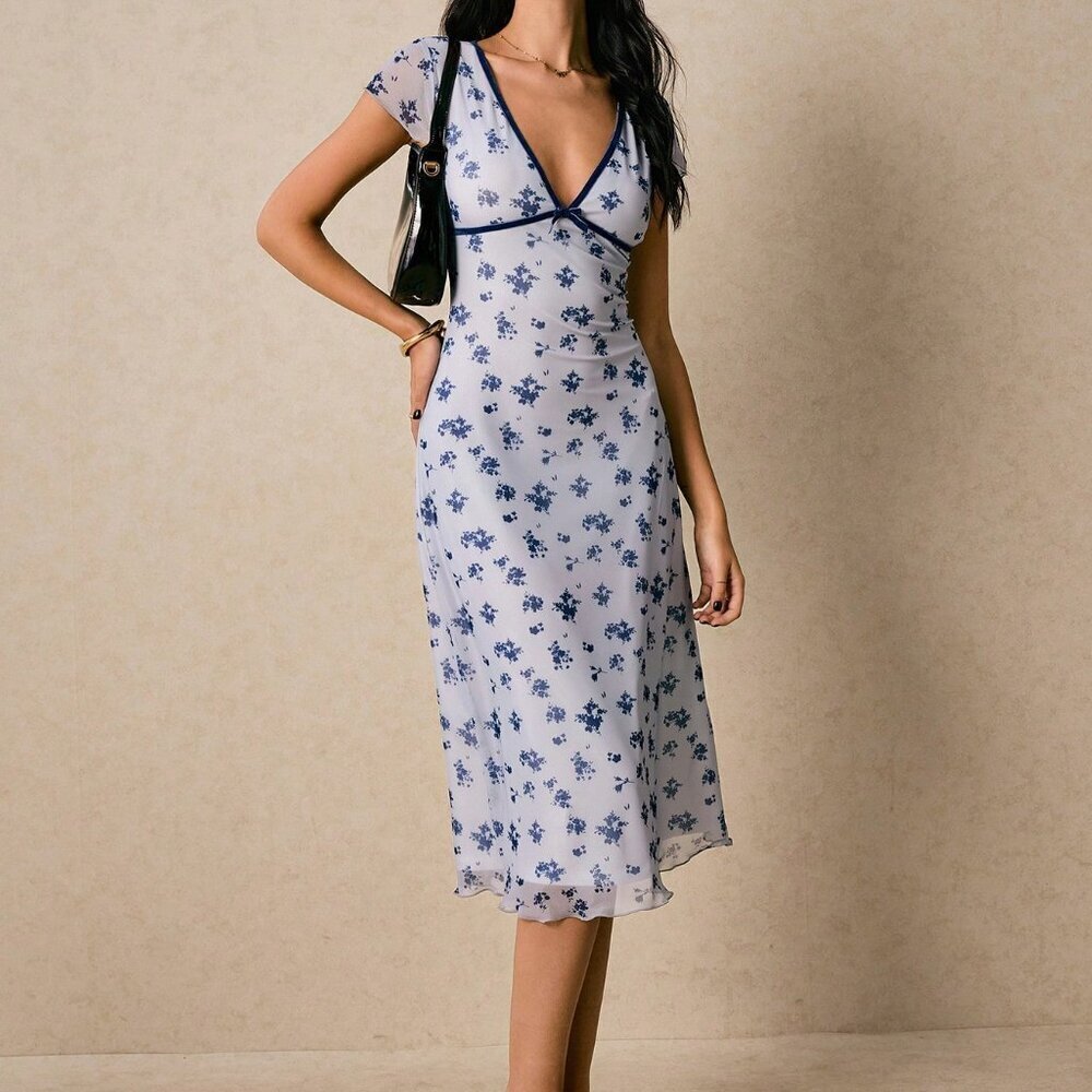 Blue Elegant Women's Floral Print Midi Dress With V-Neck And Lettuce Trim Detail - Picture 5 of 5